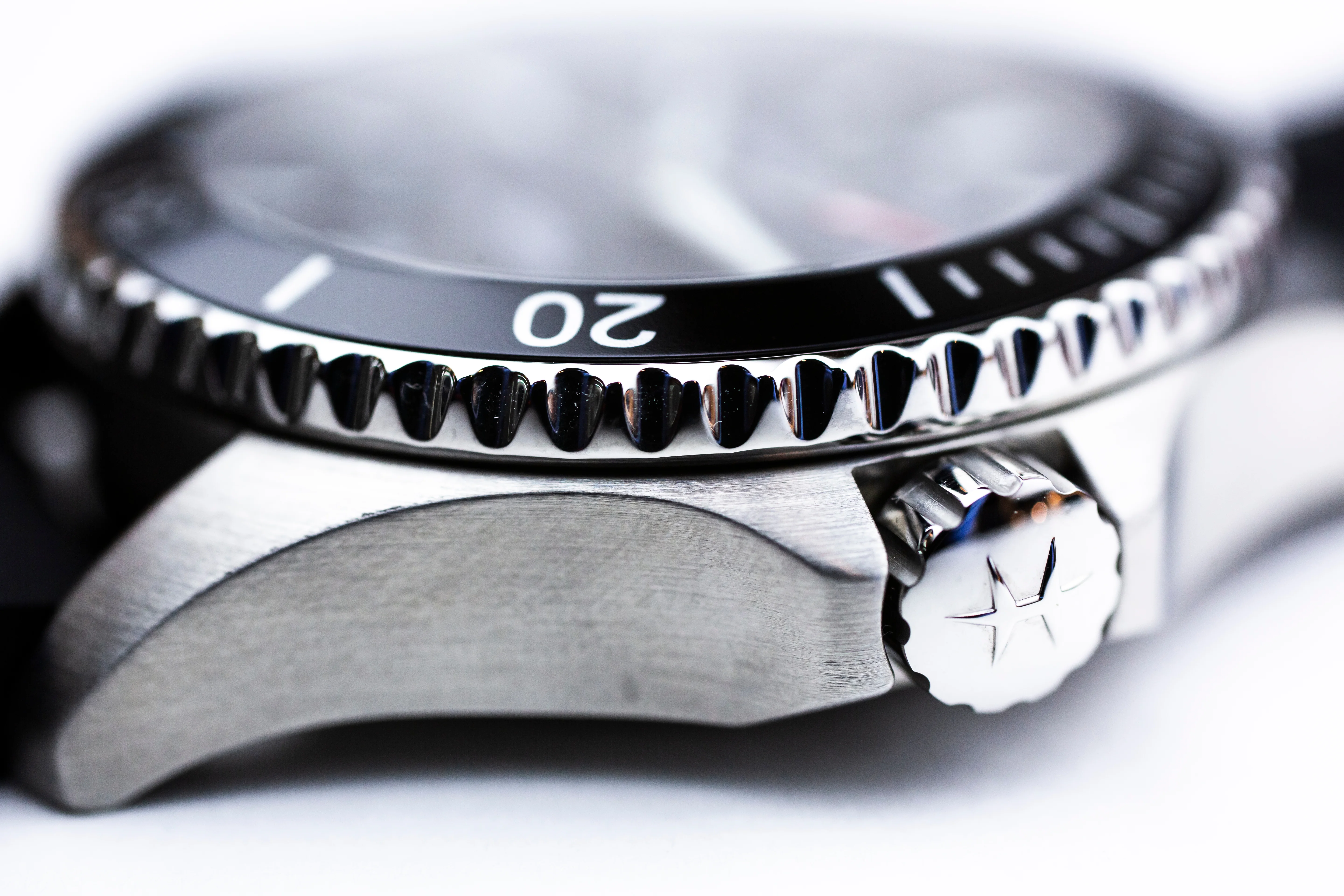 Watch case side profile